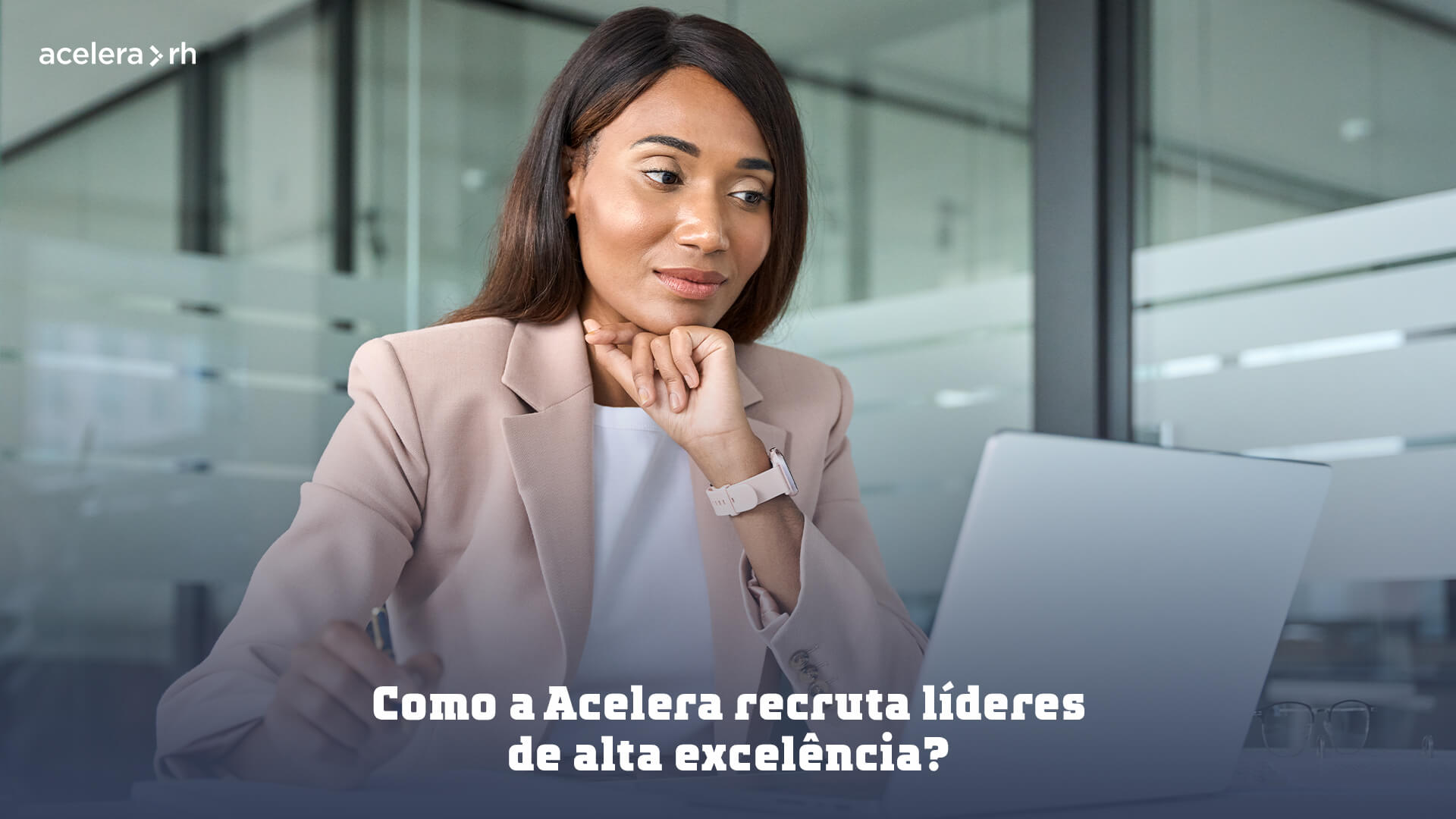 Profissional confiante se destacando representando o sucesso do recrutamento de líderes de alta excelência pela Acelera RH.